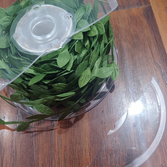 Artificial green leaf vine decor - Picture 2 of 4